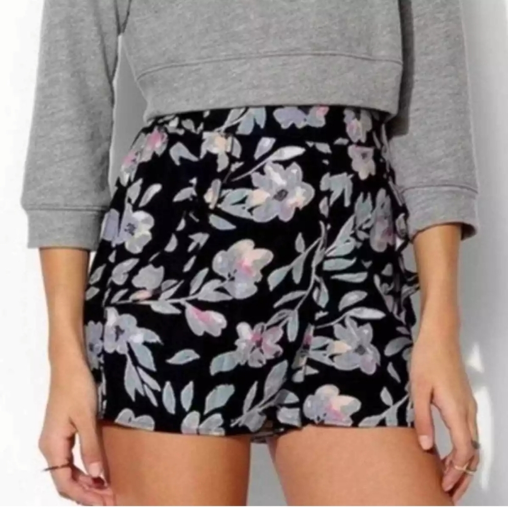 **Kimchi Blue Floral Shorts – Black/Pastel Print, Size Small**